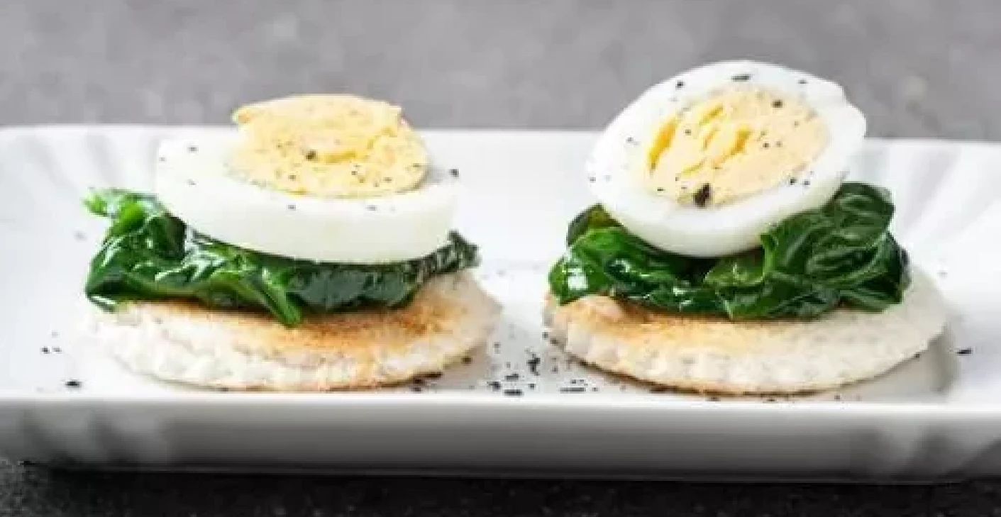 Spenótos-tojásos tratine